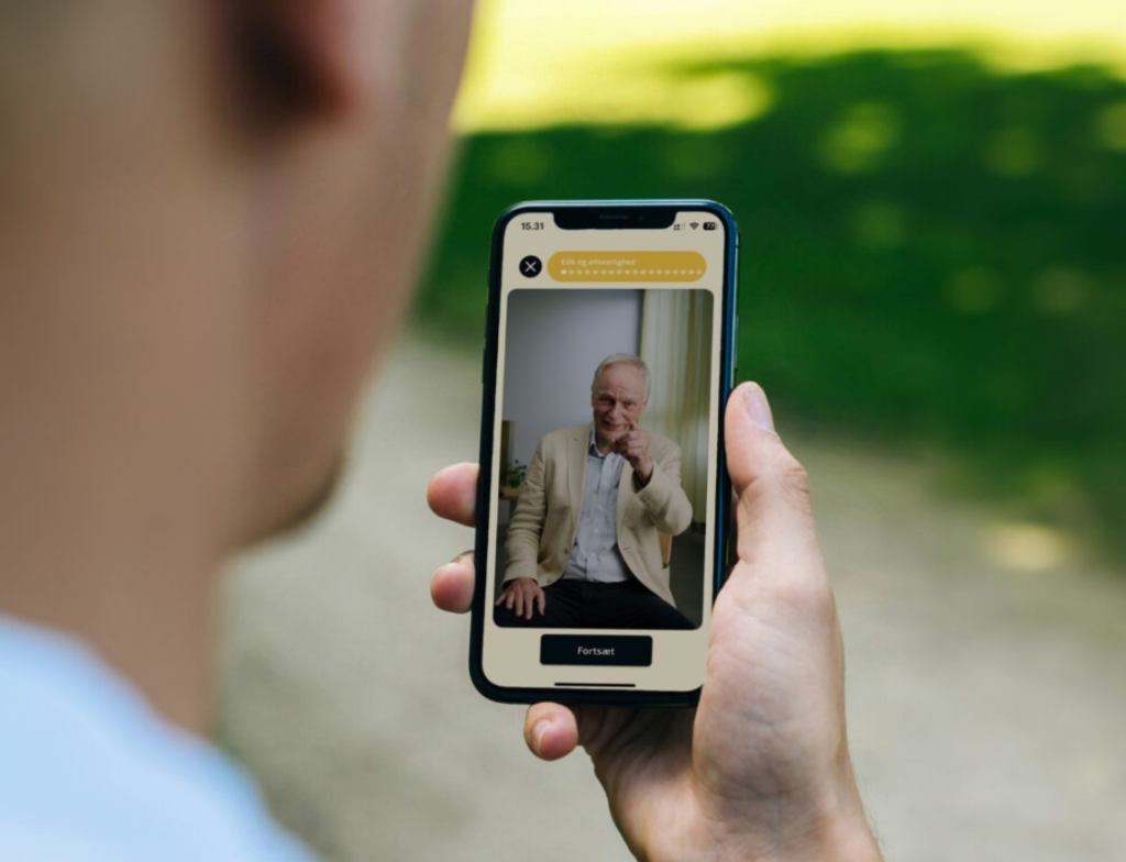 Billede af en person holder en mobiltelefon