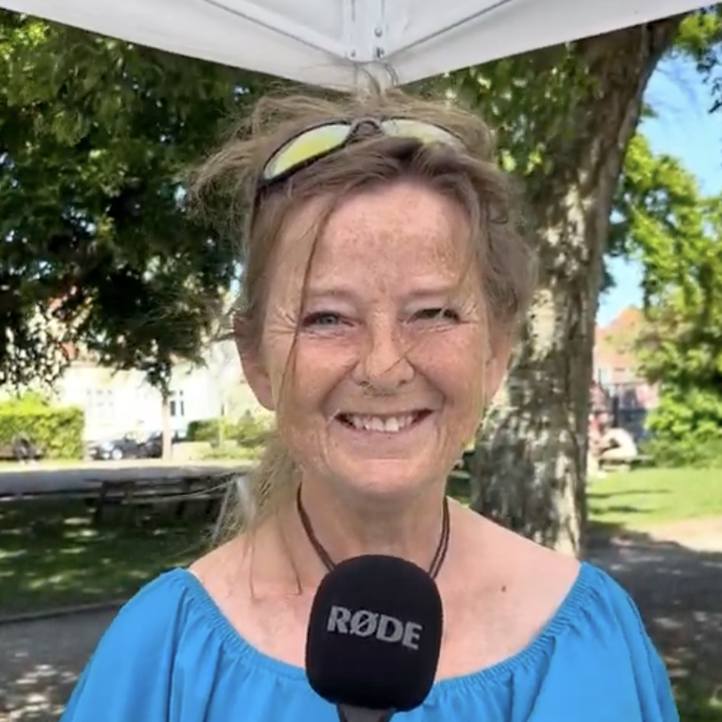 Kvinde i blå kjole smiler i Esbjerg