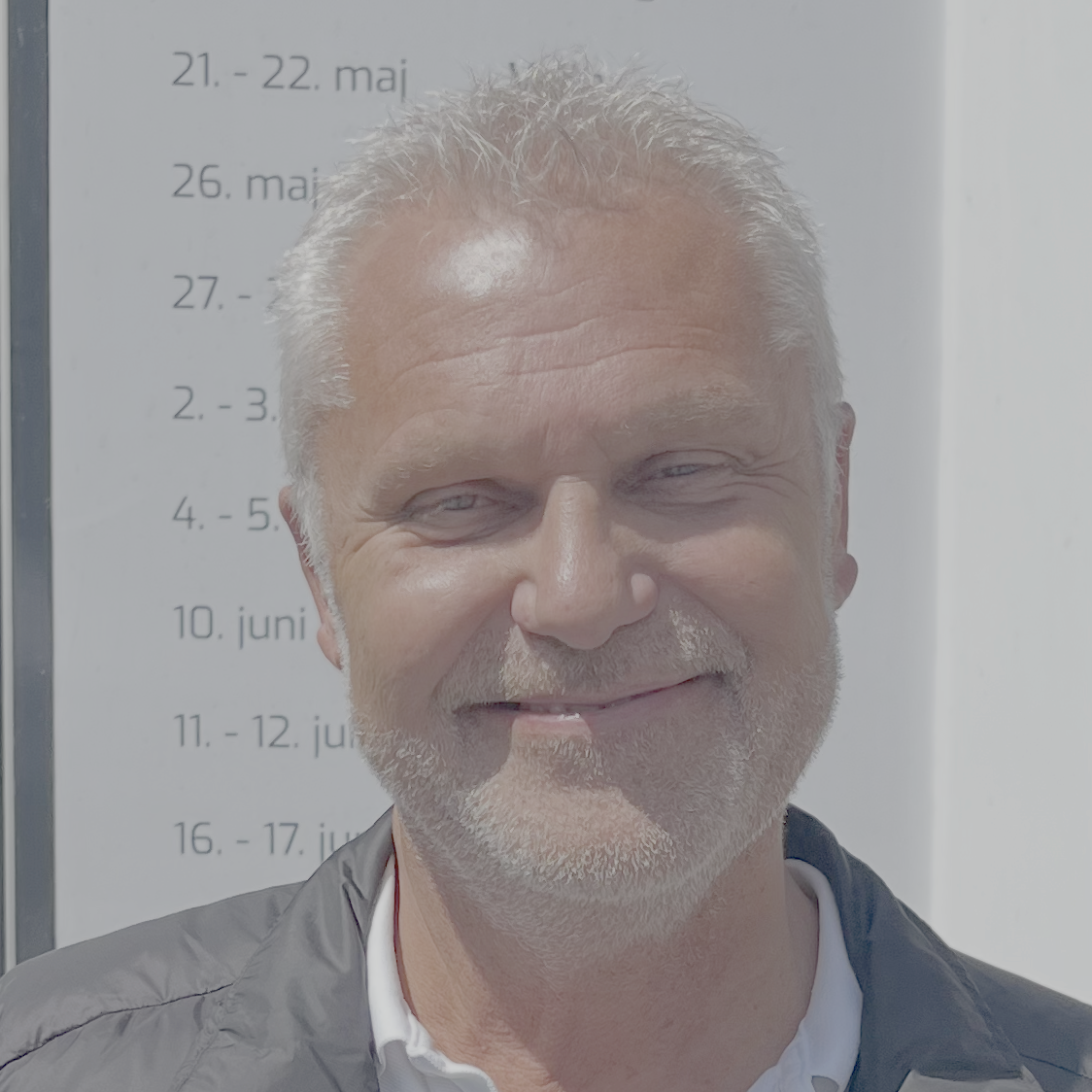 Mand smiler i Aalborg
