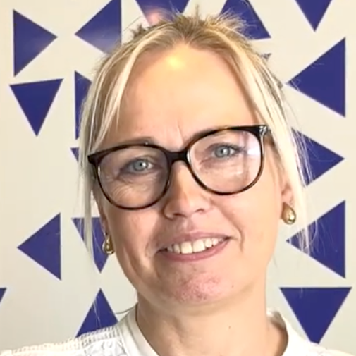 Kvinde med briller smiler i Nykøbing Mors
