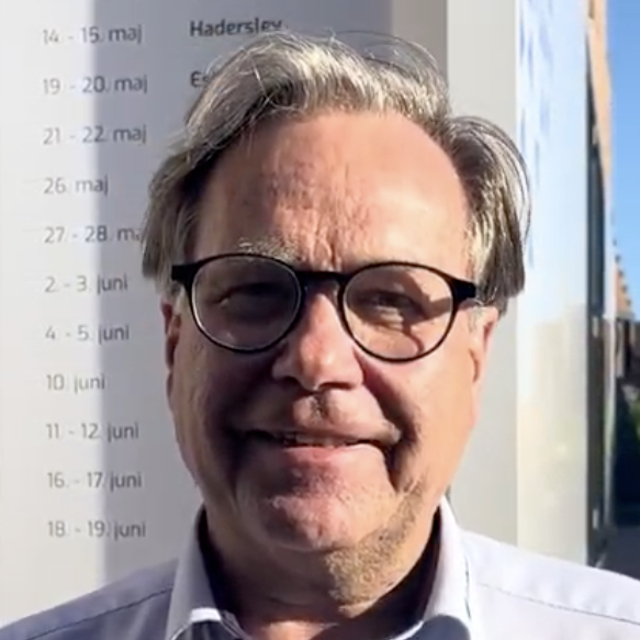 Glad mand med briller smiler i Odense