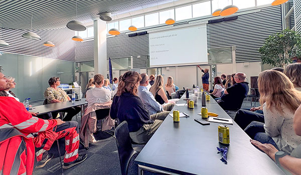 En masse mennesker bliver undervist til en Workshop i et lokale