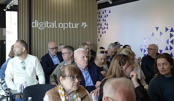 Mennesker sider indenfor i Digital Optur lastbilen og bliver undervist