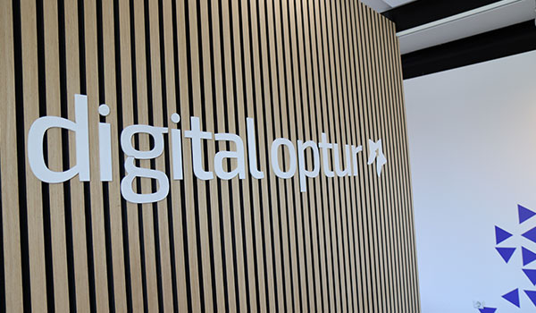 Billede af Digital Optur logoet på en trævæg