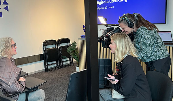 Et TV hold interviewer en deltager indenfor i lastbilen