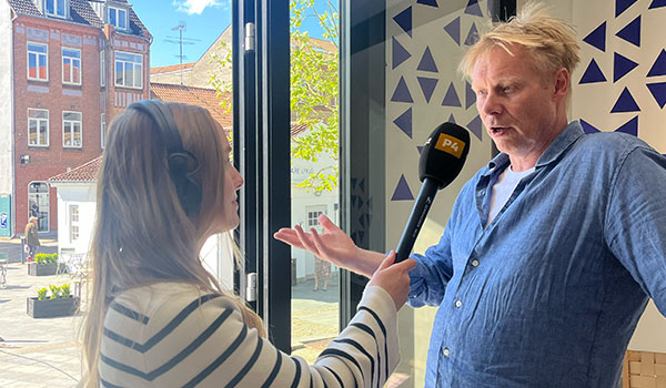 En underviser taler om turen til et interviewe
