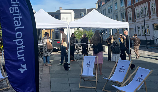 Billede af Digital Optur lastbilen parkeret på en plads med mennesker