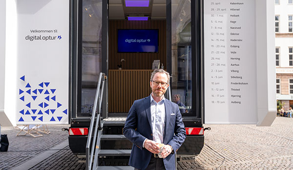 Jakob Ellemand står foran Digital Optur lastbilen