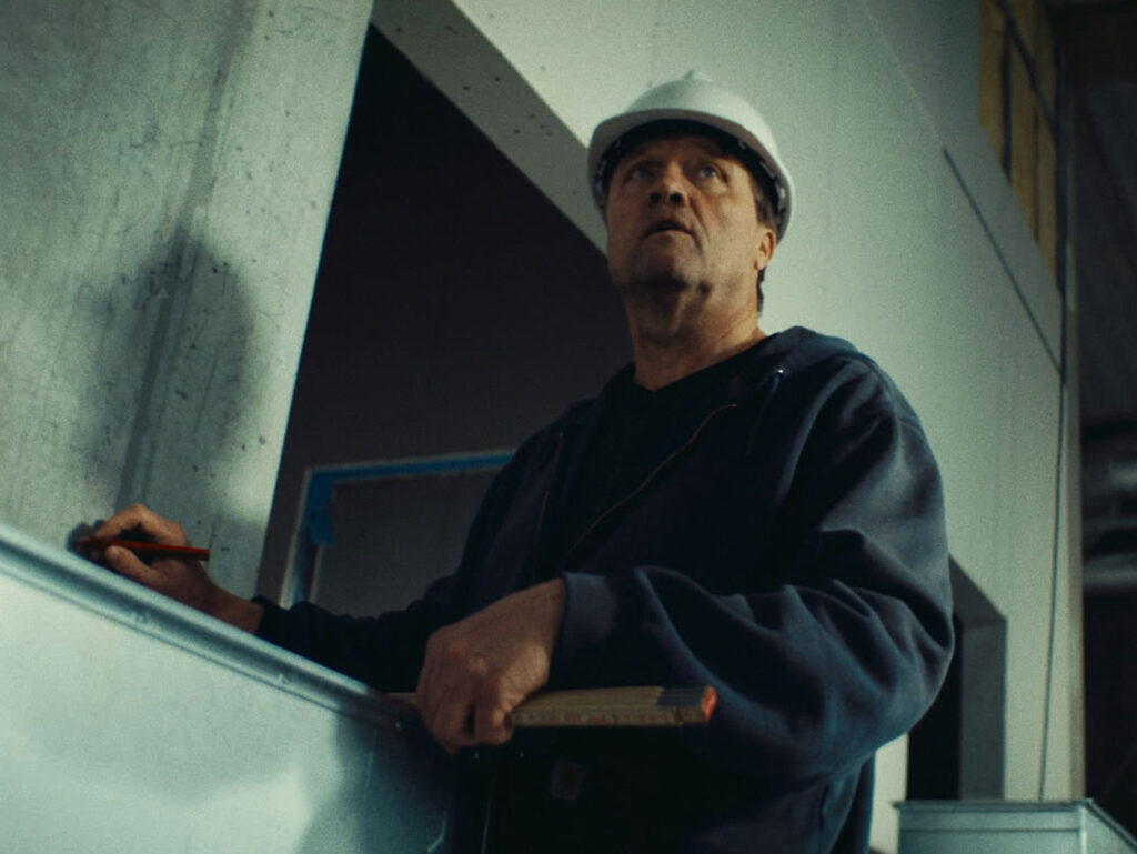 Mand er på en byggeplads