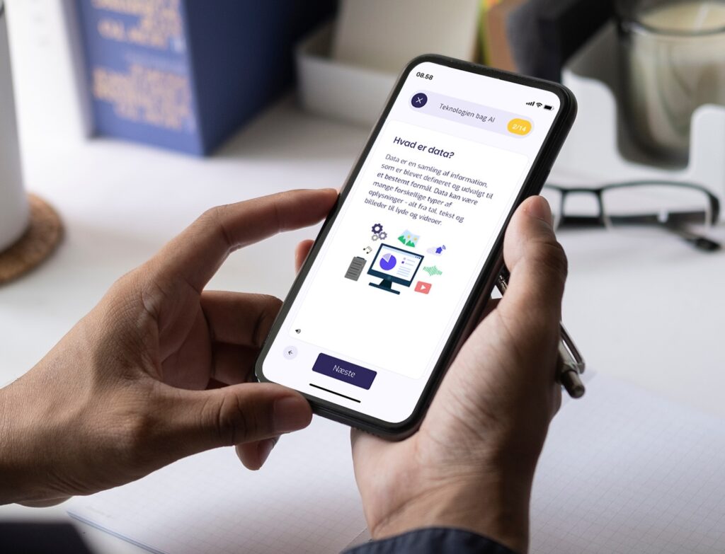 Kvinde holder en smartphone, der viser Digital Optur-appen